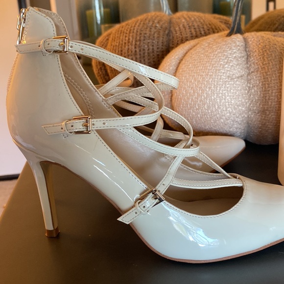 Marc Fisher “ivory” colored 3.5” heel. Good condition. All man made material - Picture 10 of 17